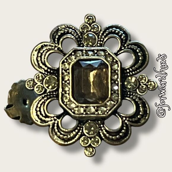 Vintage Avon Crystal Earrings – Timeless Silver-Plated Elegance - Picture 3 of 12